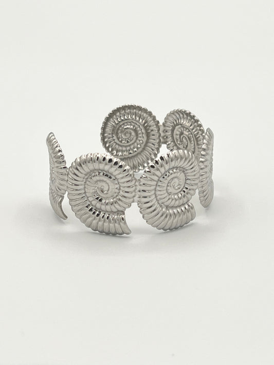 SOLEIL SHELL CUFF