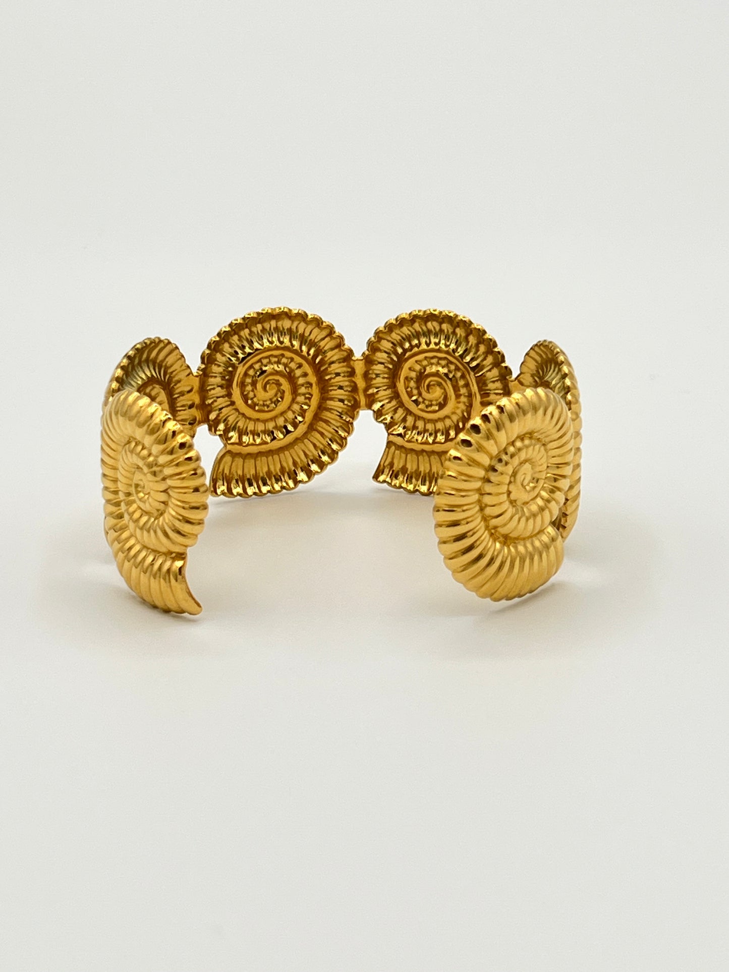 SOLEIL SHELL CUFF