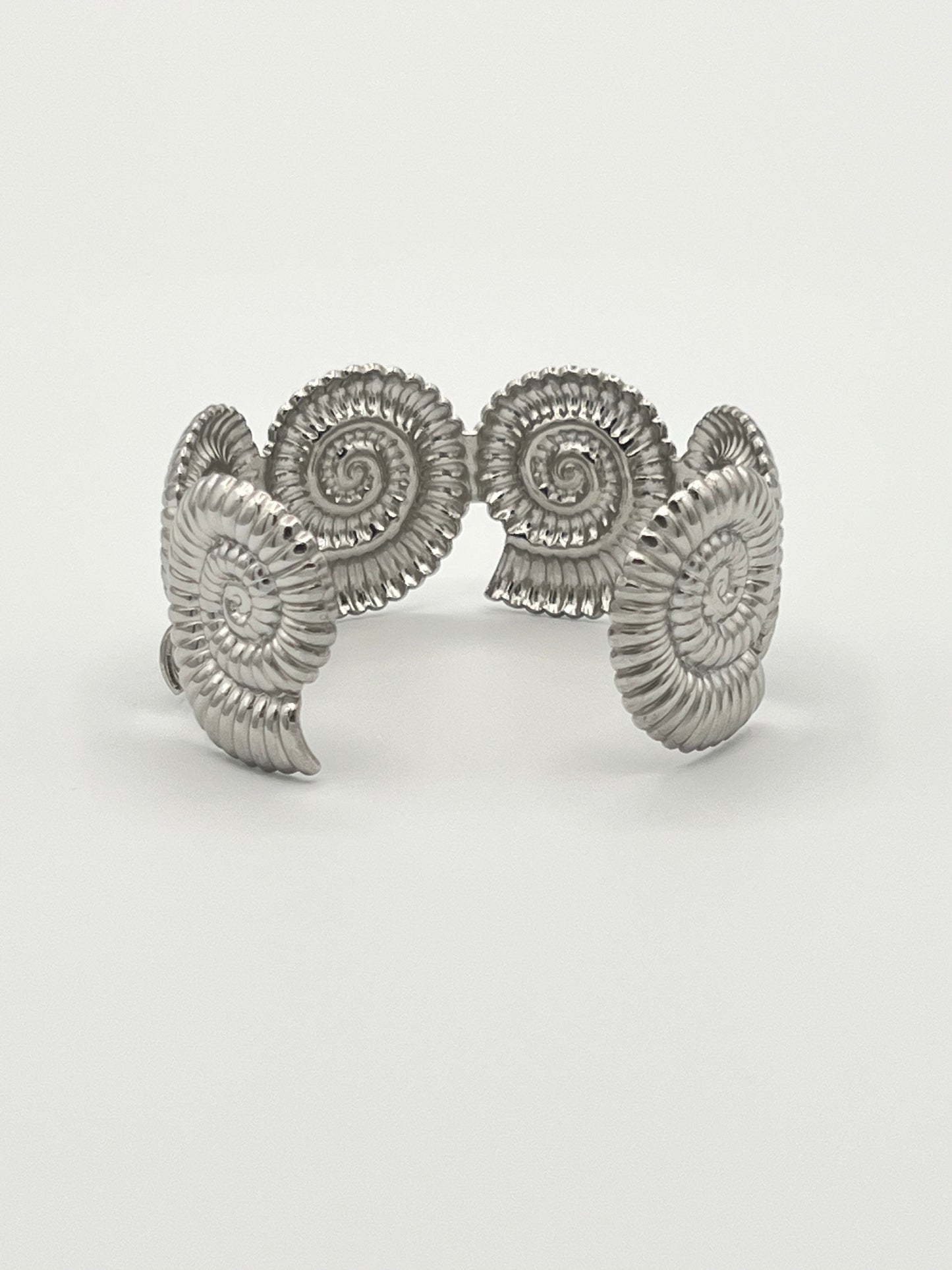 SOLEIL SHELL CUFF