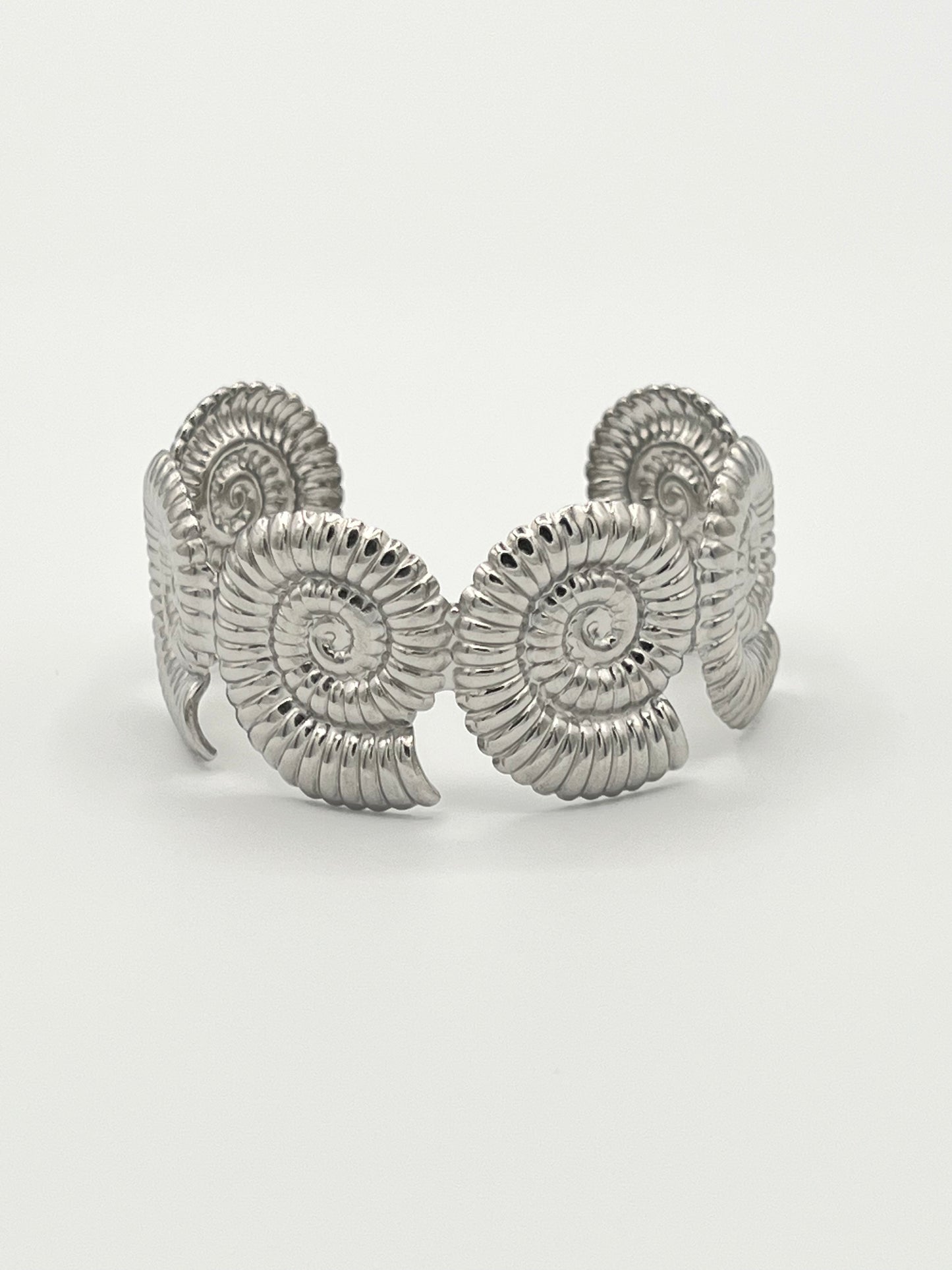 SOLEIL SHELL CUFF