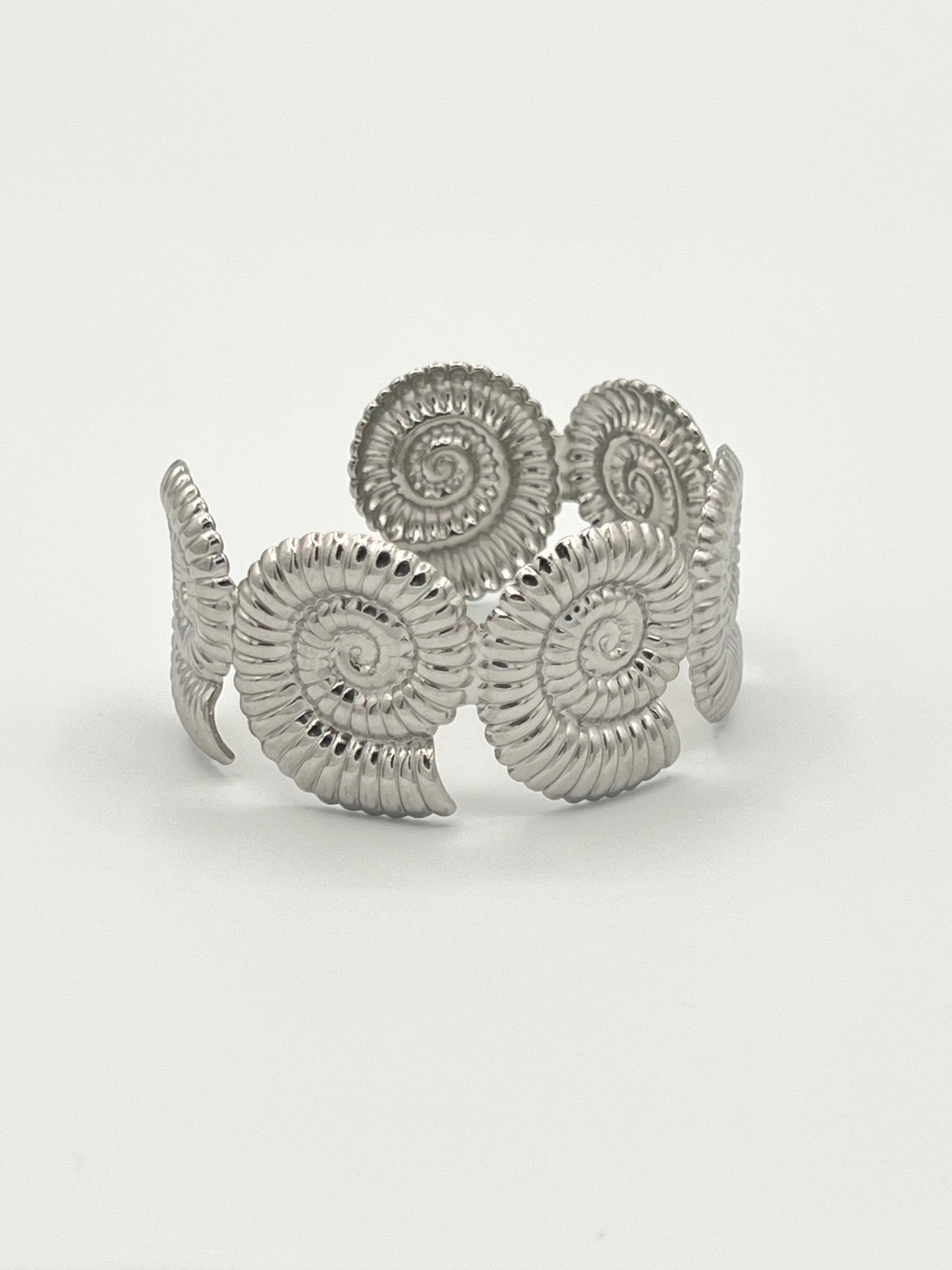 SOLEIL SHELL CUFF